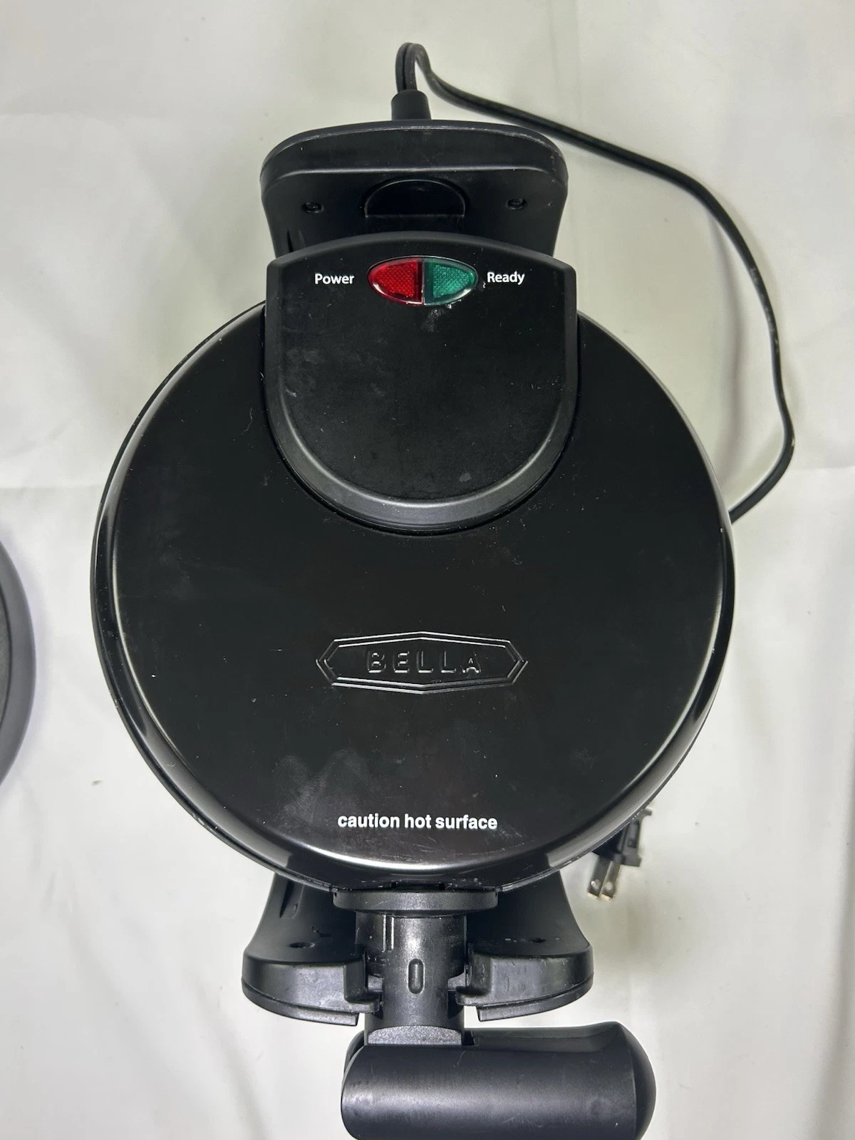 Bella Non-Stick Rotating Belgian Waffle Maker Model TSK-2126W