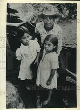 Foto de prensa 1985 agricultor Julio Pravia con hija y amiga en Nicaragua