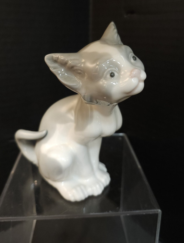 Lladro Cat Gray & White Retired 2010 Kitty Kitten Super CUTE