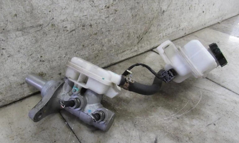 2010-2012 Lincoln MKZ Fusion Brake Master Cylinder Assembly OEM