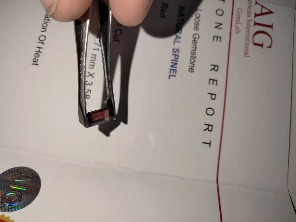 Espinela natural color rojo corte octágono 9,68x4,71x3,58 mm certificado AIG Foto 4 de 4