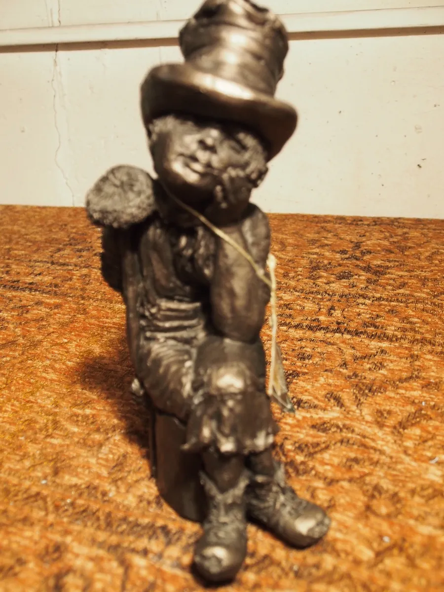 Gilde Dekofigur,Bub mit Blume, Skulptur, Figur,, Statue Kunststein, | eBay