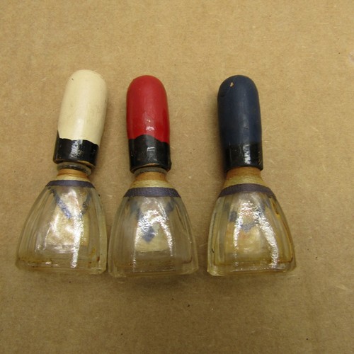 Vintage 3 Miniatur Parfümflaschen Holz Soldatenköpfe handbemalt Messing Knopf - Bild 5 von 6