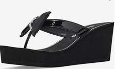 NEW WOMEN'S GUESS BLACK PATENT STRAPS BOW RHINESTONES FLIP FLOPS STAZIE WEDGE
