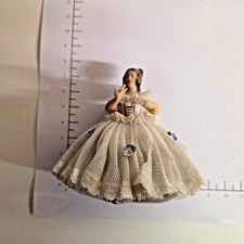 Porzellan Figur Mädchen mit Stoffkleid Spitz...