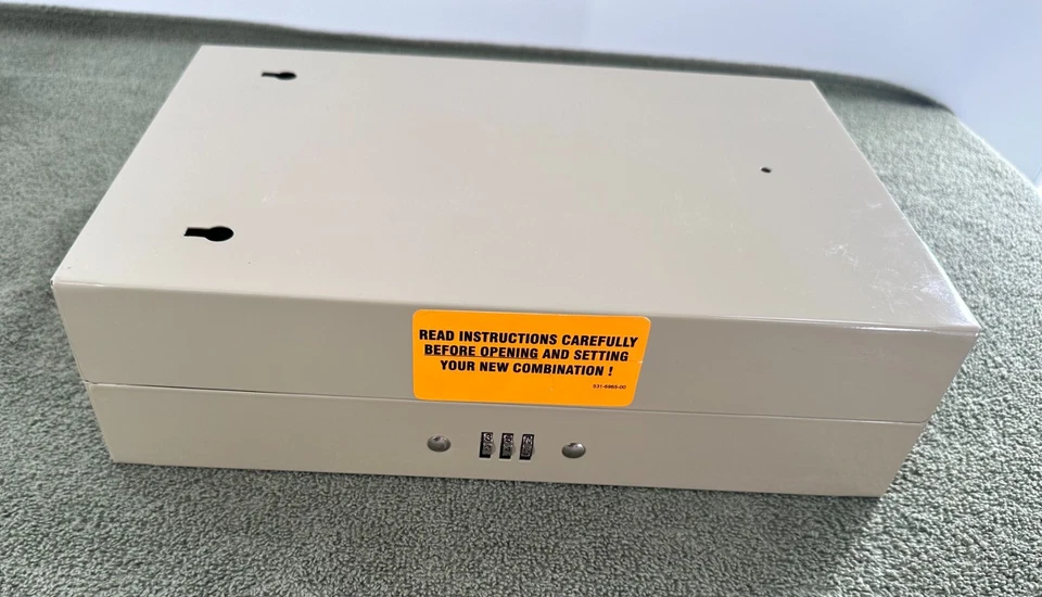 Armario de almacenamiento de montaje en pared con cerradura de combinación de acero. Foto 2 de 4