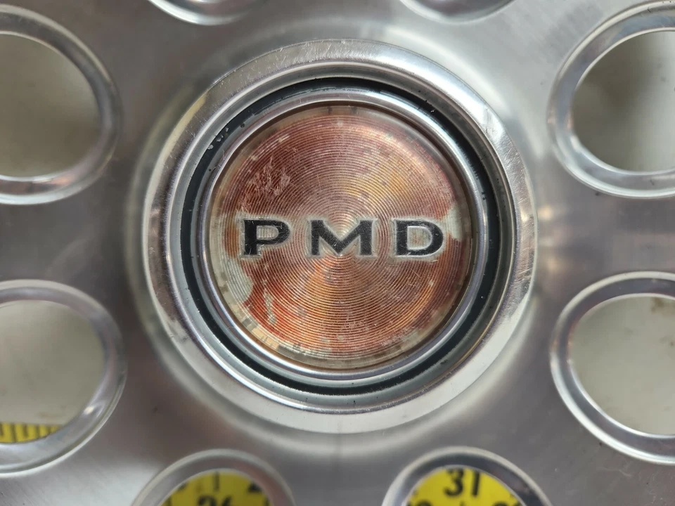 Juego de 2 tapacubos usados OEM GM de 14" Pontiac Firebird/Tempest (3999) Foto 2 de 4