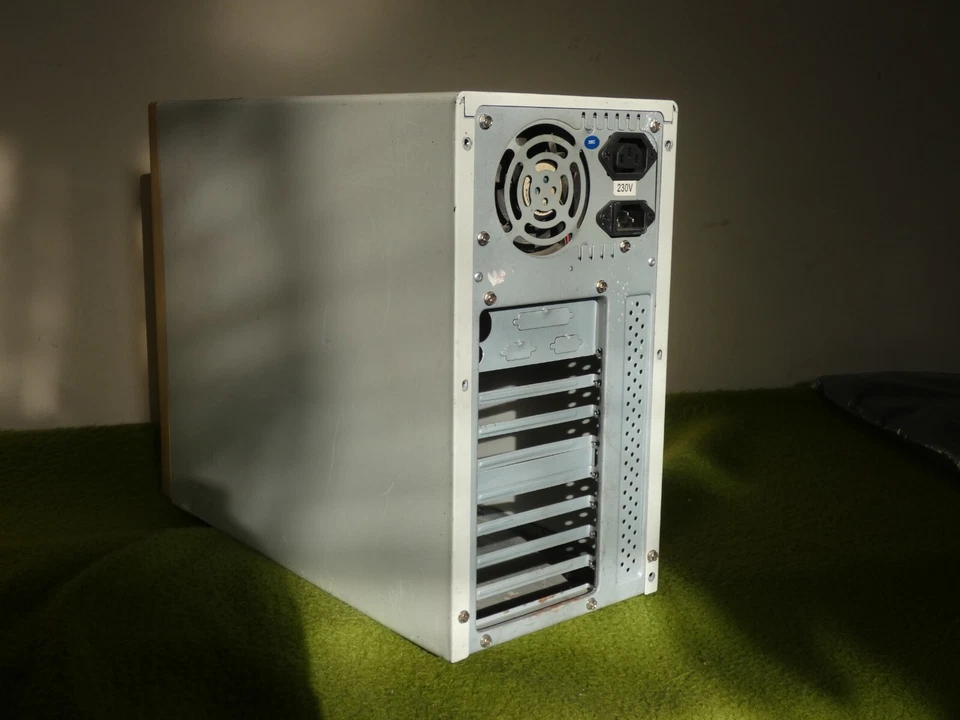 Generic Tower Oldschool ATX Computer Case /w PSU - Image 2 of 4