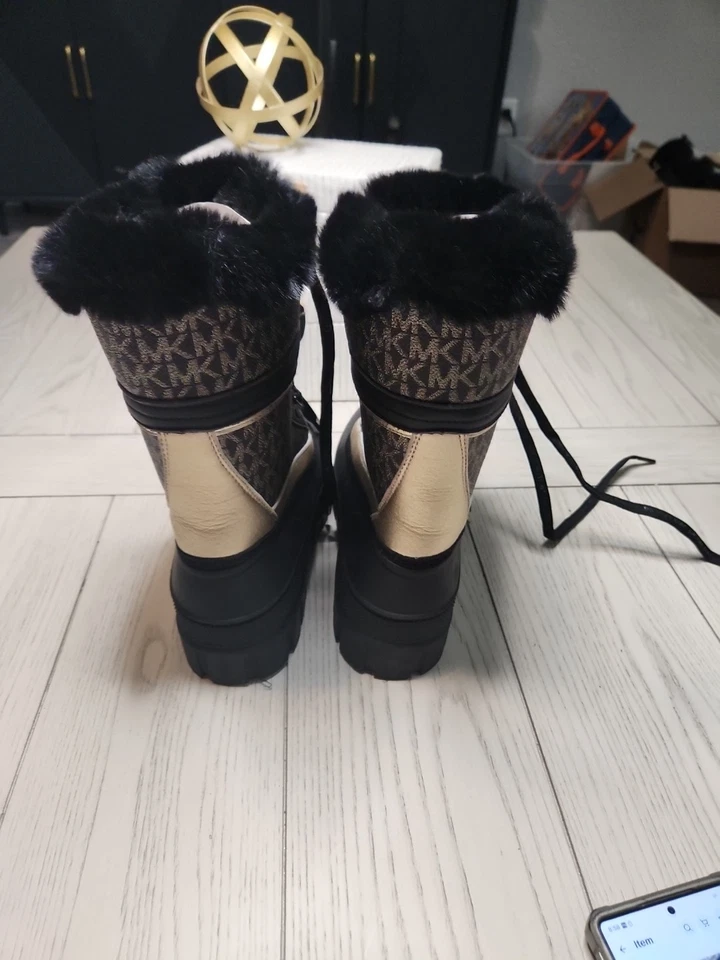 Nuevas Botas Michael Kors Negras Ozzie Logo Metálico Borde de Piel Talla 10 Foto 3 de 4