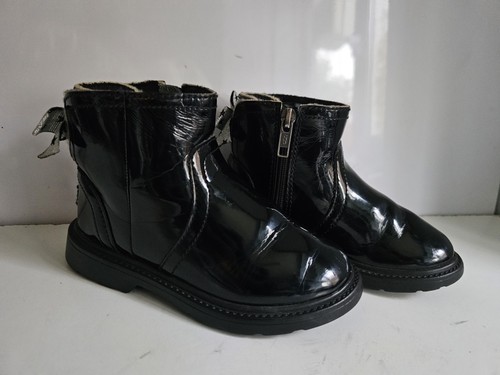 UGG Australia Lynde UK 9 EU 27,5 LACKLEDER KINDER MÄDCHEN SCHWARZ SCHLEIFE STIEFELETTEN - Bild 6 von 17