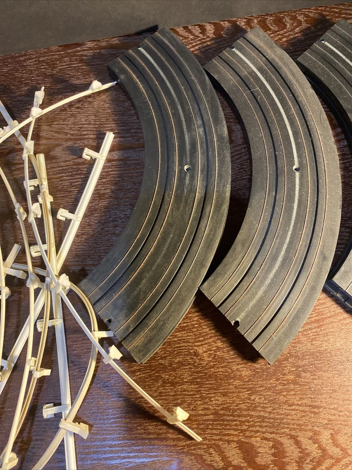 Aurora Model Motoring Curved Track Pieces With Guard Rails 8 Pc Track - Image 3 of 4