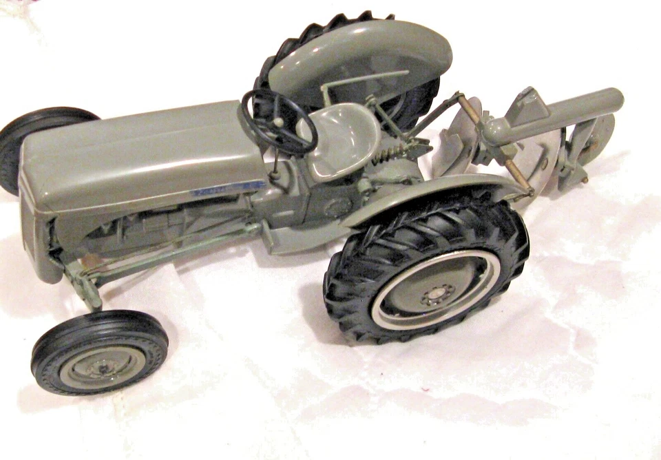 Tractor y arado de disco Topping Ferguson 30 de colección 1/12 de plástico 1954 muy bonito Foto 4 de 4