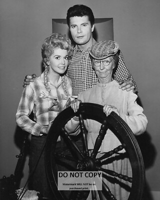 ''THE BEVERLY HILLBILLIES'' PARTIAL CAST FROM THE TV SHOW - 8X10 PHOTO (BT-838)
