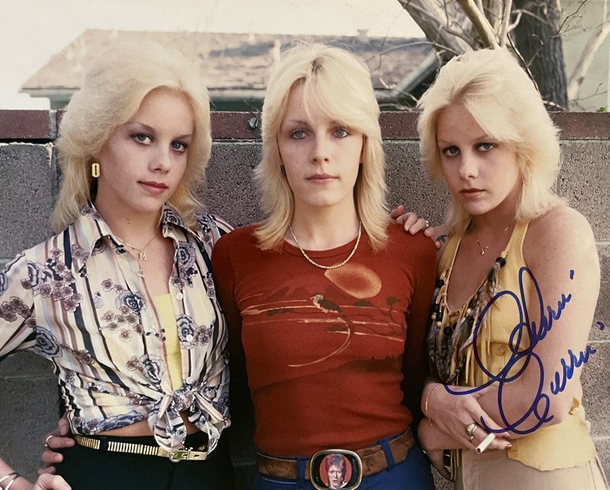 Cherie Currie / シェリー・カーリー [Worn Free] Cherie Currie / Armadillo Tee (Grey) Cherie Currie THE RUNAWAYS Original Autographed 8X10 Photo