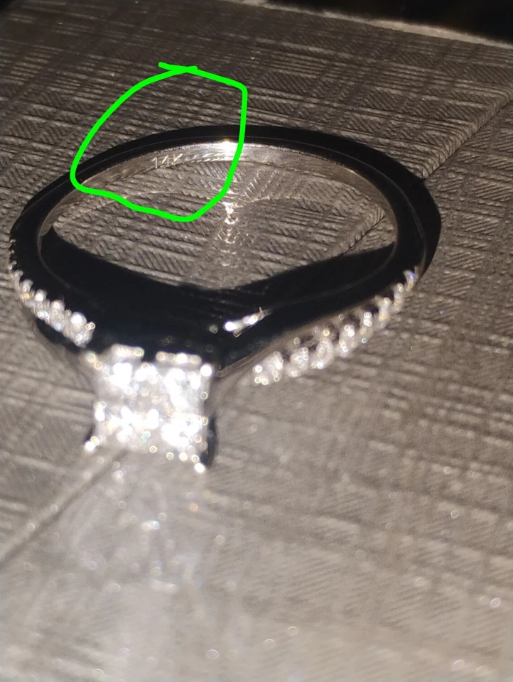 1/2ct. T.W. Anillo de compromiso de vástago torcido de diamantes cuádruple talla princesa de oro blanco de 14K Foto 3 de 4