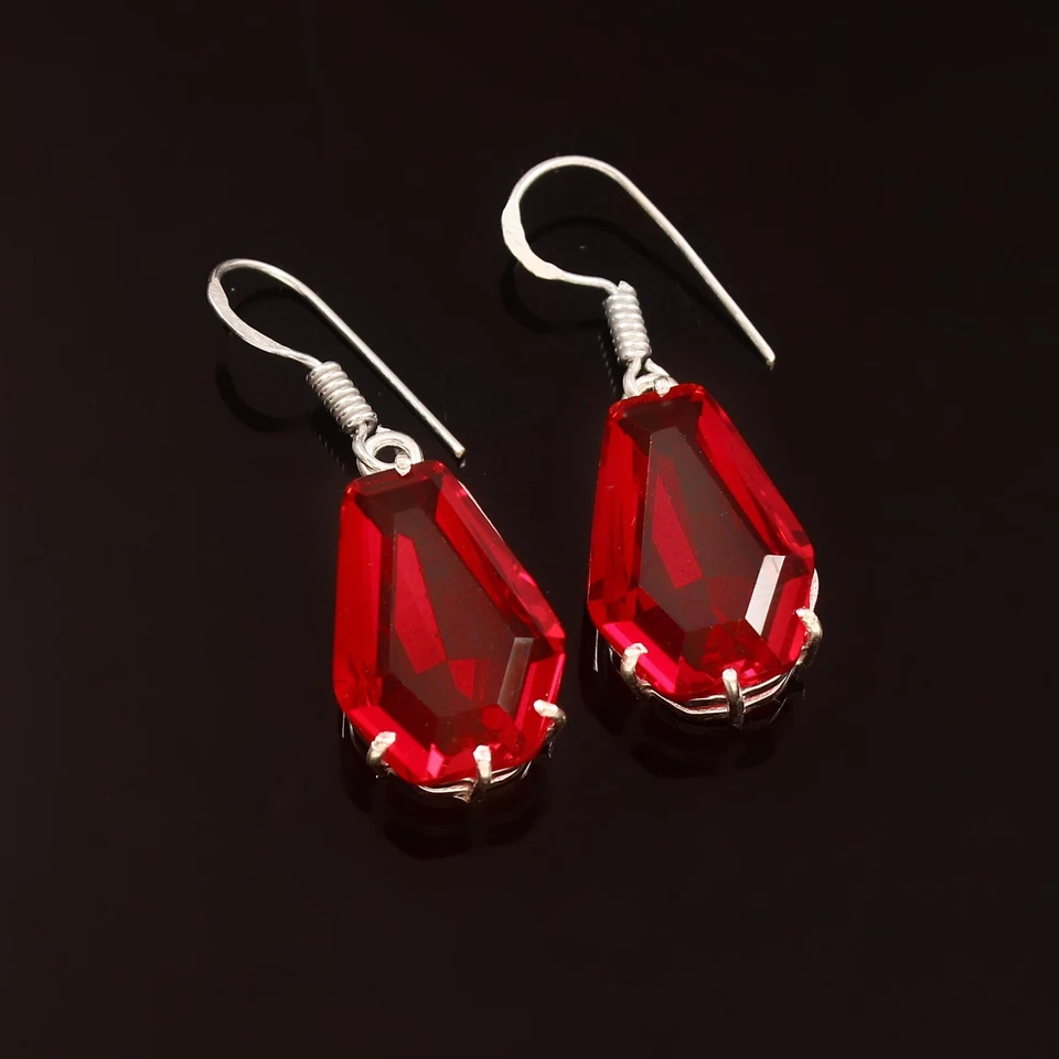 Brincos folheados a prata com caixão de quartzo granada vermelha 1,5" - Imagem 2 de 3