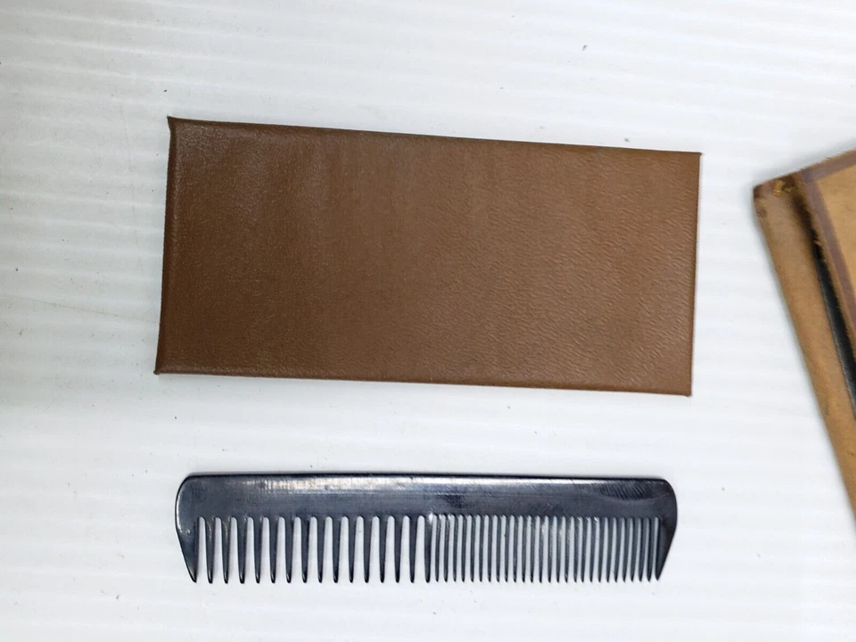 Antiguo estuche de cuero de recuerdo Coney Island para aseo con peine espejo lima de uñas Foto 4 de 4