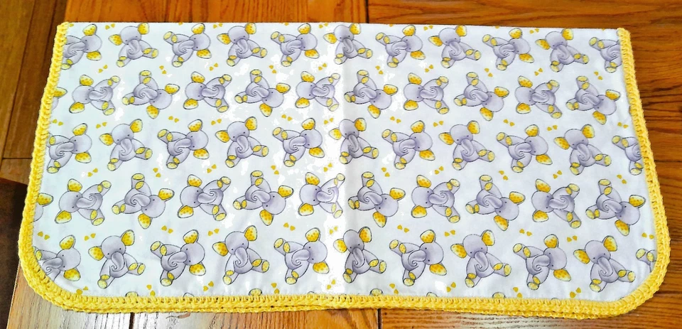 Manta de bebé de franela de doble cara hecha a mano con dulces elefantes y paños para eructar Foto 2 de 4