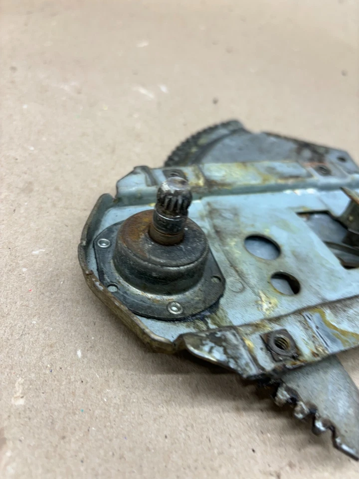 1964-1967 Oldsmobile Cutlass F-85 Vista Cruiser 4dr right front window regulator - Image 2 of 4