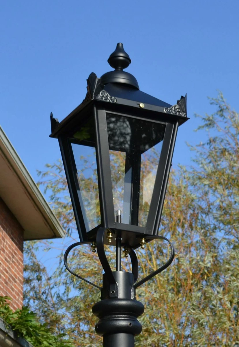 Dusk to dawn lamp post deals light