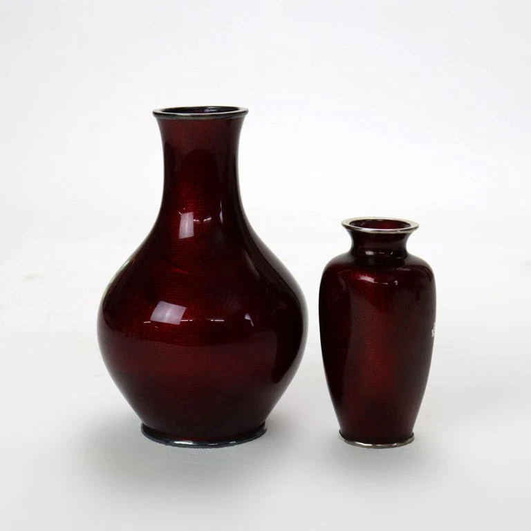 Dos jarrones cloisonne rojos japoneses antiguos con patrón floral c1920 Foto 2 de 4