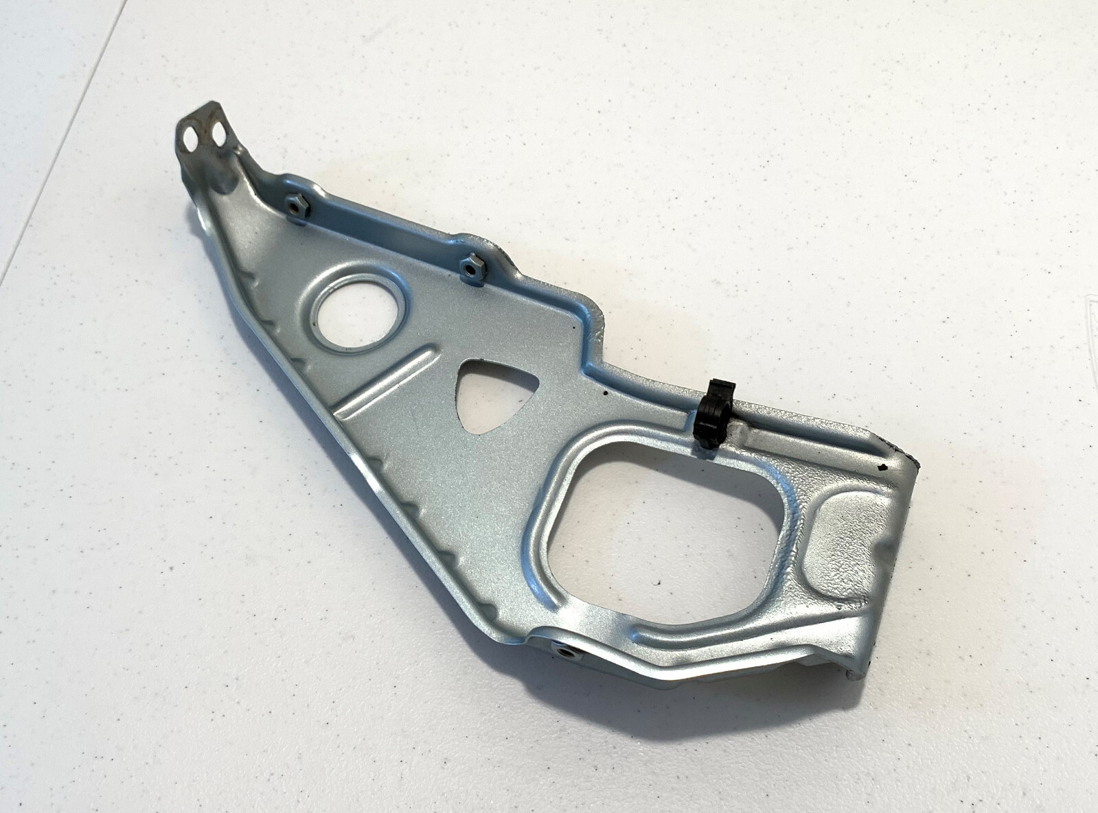 06 Maserati Quattroporte M139 FRONT RIGHT HEADLIGHT BRACKET USED