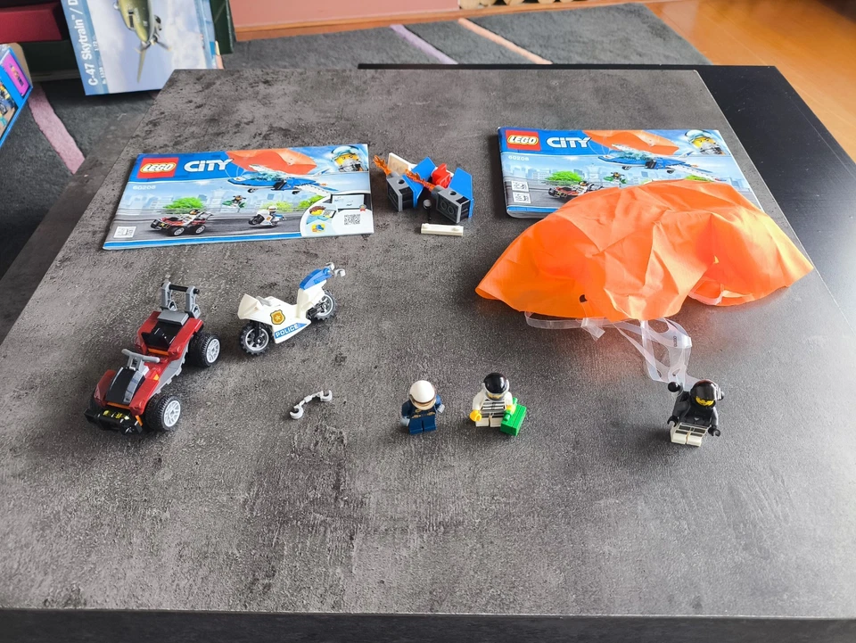LEGO City 60208 Sky Police Parachute Arrest, photo 1 sur 4