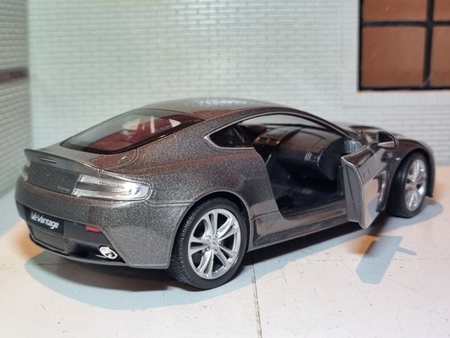 Modelo de coche Aston Martin Vantage V12 plateado James Bond 24017 Welly escala 1:24 - Imagen 6 de 11