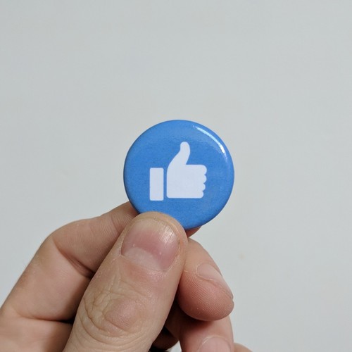 *TWENTY* 20 FB "LIKE" symbol pin-badges (32 mm x 32 mm) (3 cm). Premium quality! - Picture 4 of 5