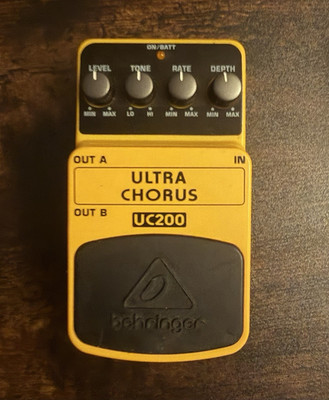 Behringer UC200 Ultra Chorus Digital Chorus Pedal for Electric Guitar