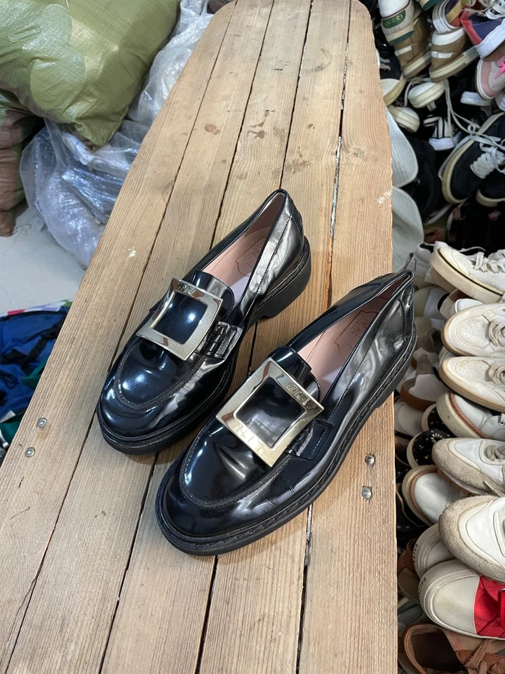 Mocasín Roger Vivier Rangers charol negro dorado tono hebilla talla 39.5 EU Foto 4 de 4