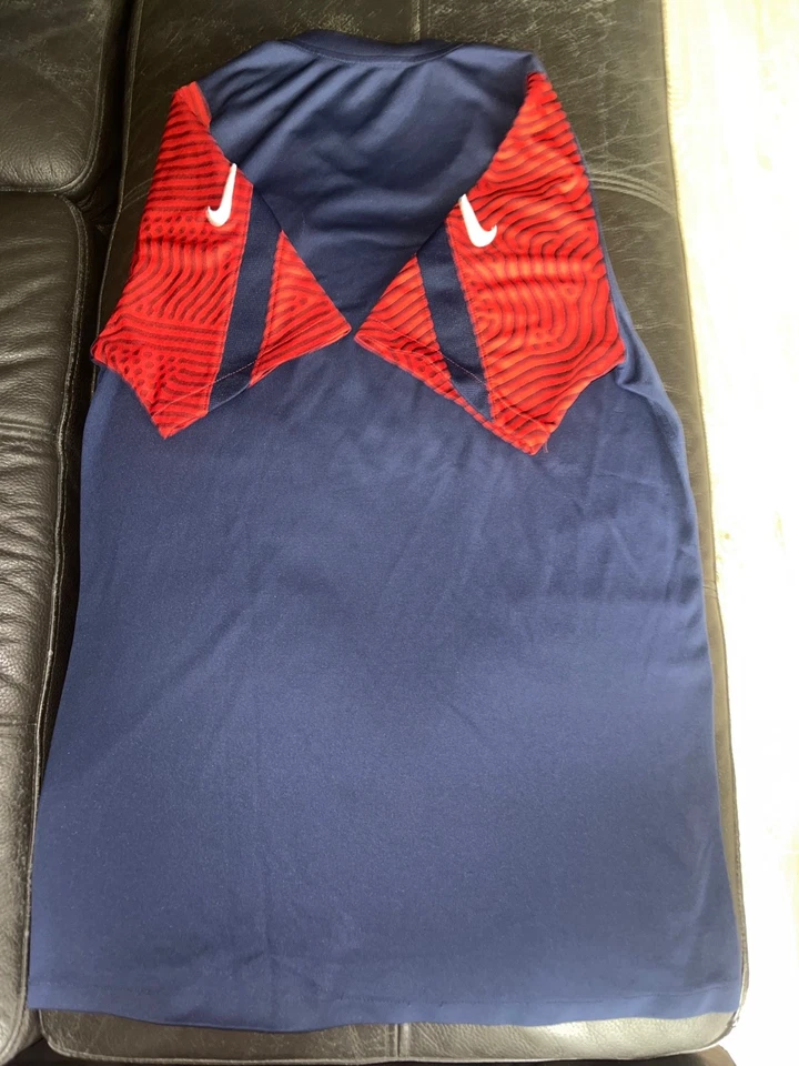 maillot entrainement psg bleu et rouge pas de défaut sur le maillot - Photo 2/2