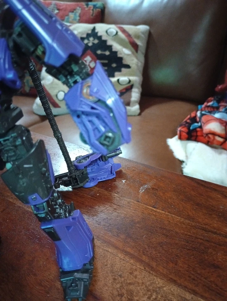 SHOCKWAVE (Studio Series 110) Voyager Class (BUMBLEBEE MOVIE) Hasbro Figure  - Image 4 of 4