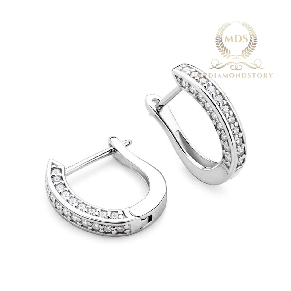 Pendientes de aro Huggie de moissanita de oro blanco sólido de 14 quilates de corte redondo de 2 quilates para mujer Foto 3 de 4