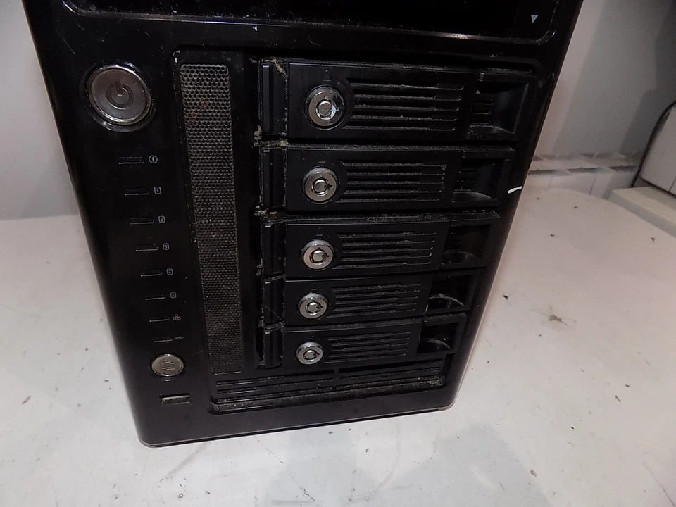 QNAP TS-509 Pro NAS Server with 5x 1TB Hard Drives Sold as SPARES/PARTS - Image 3 of 4