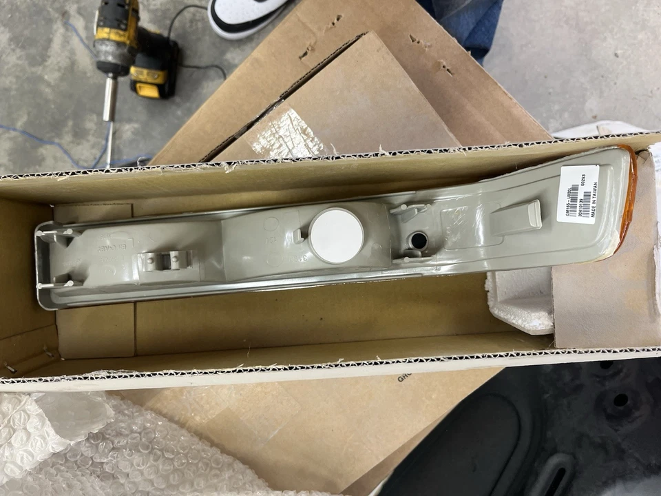 Gm2520162v Genuine Oem 98-05 S10 Wo/fog Lmp Under Headlight - Image 2 of 3