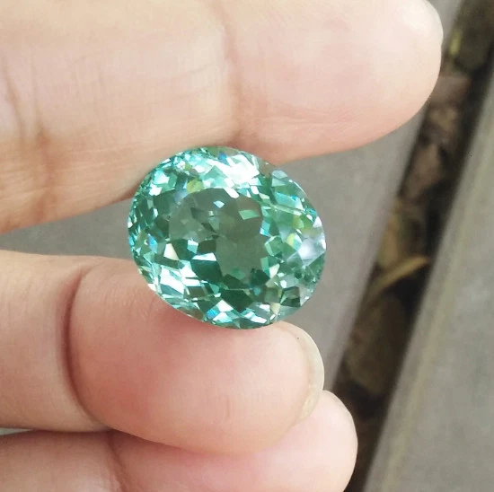 ¡Brillante! 11,05 cts. 13,5x12mm. GEMAS CREADAS POR PARAIBA VERDE NEÓN OVALADO ¡Excelente! Foto 2 de 4