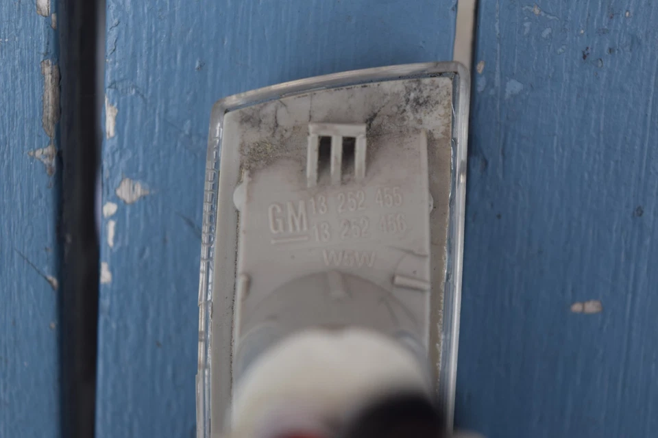 OEM 2011 2012 2013 Buick Regal Front Right Passenger Turn Signal Light - Image 4 of 4