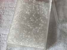 Lot environ 23 grammes de perles de rocaille transparente opaque mat n°2