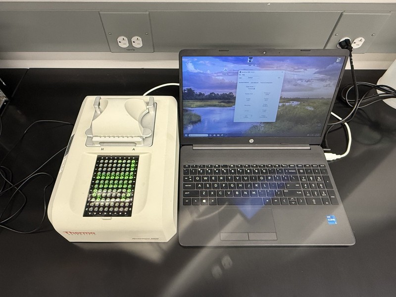 Thermo Scientific NanoDrop 8000 UV-Vis Spectrophotometer With Laptop Functional