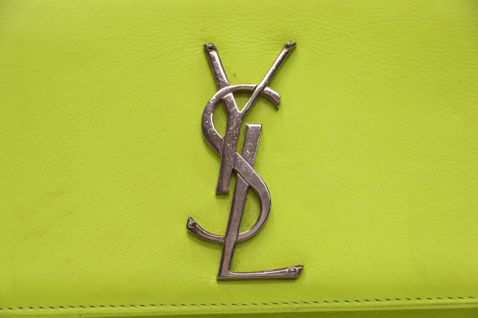 Borsa a tracolla Saint Laurent Kate piccola monogramma in pelle verde fluo
