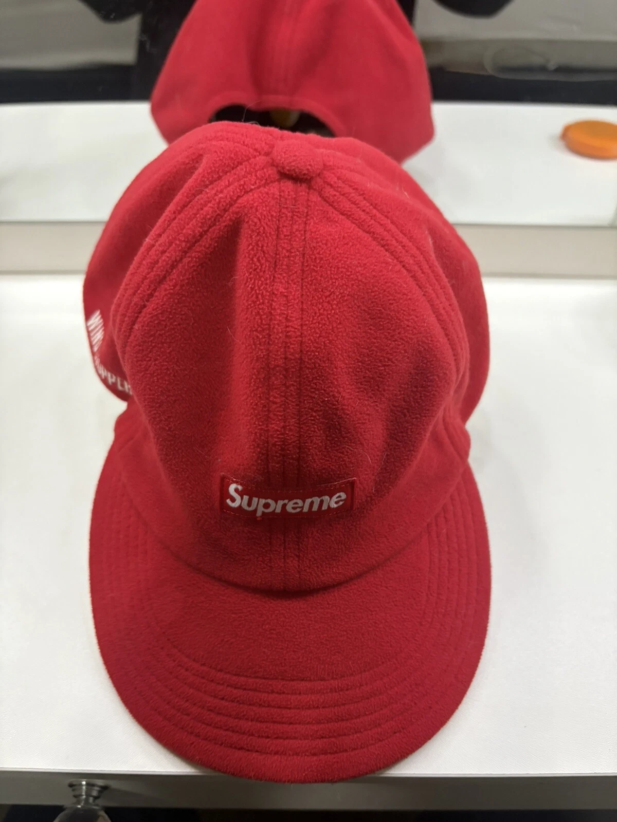 Chapeau casquette rouge 6 panneaux SUPREME WINDSTOPPER® Earflap