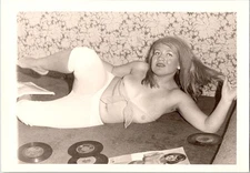 q039 Pinup housewife nude woman original old 1950s private Small photo French ?