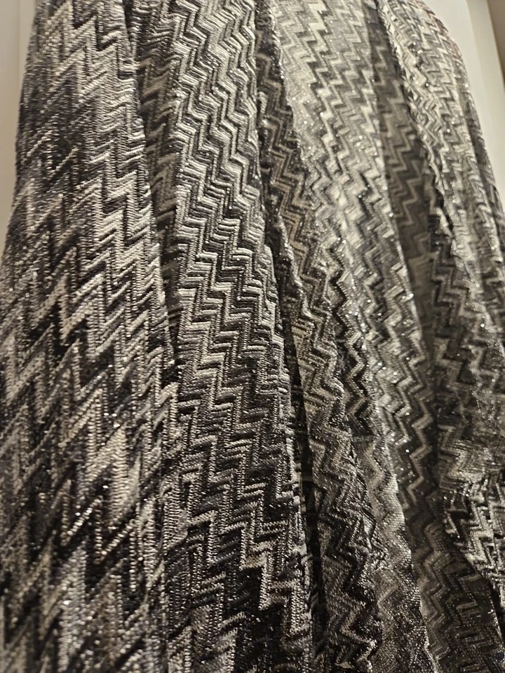 Mantón brillante negro y dorado con diseño Chevron - talla única Foto 4 de 4