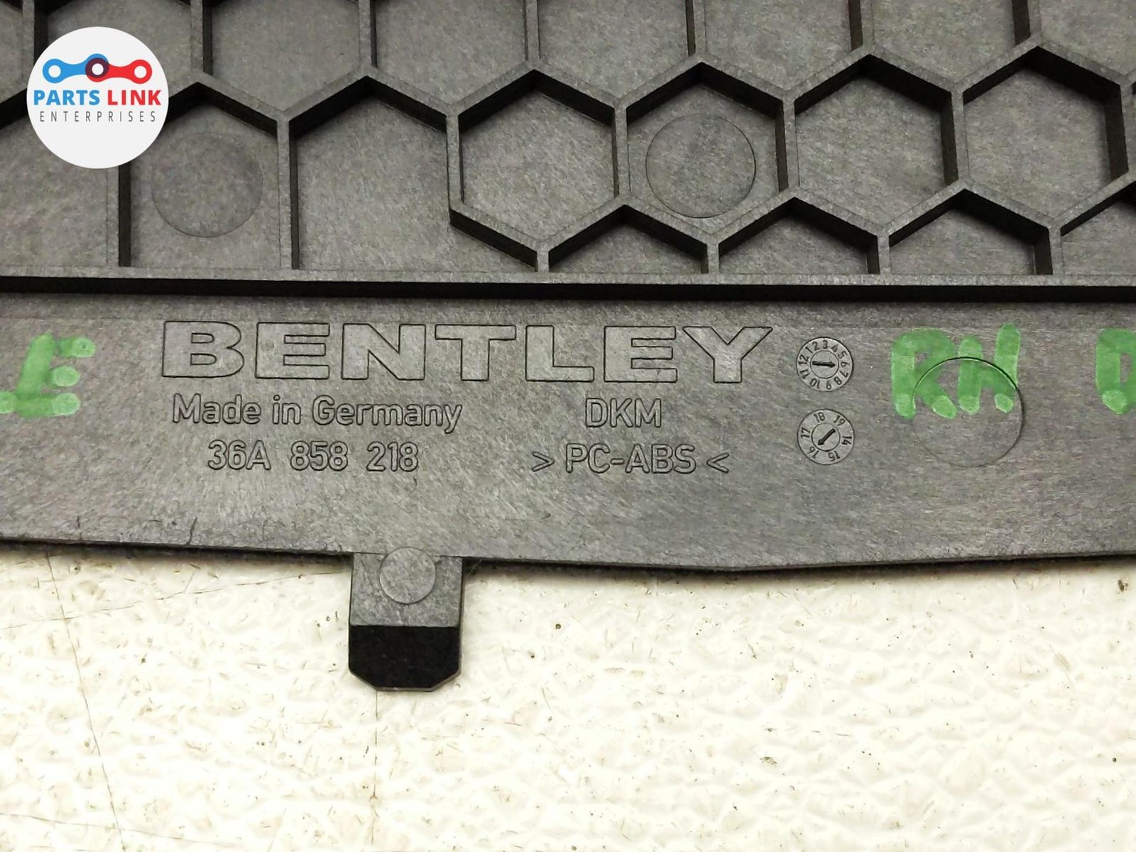 2016-20 BENTLEY BENTAYGA RIGHT DASH END TRIM FINISH PANEL CORNER BLACK SET 636