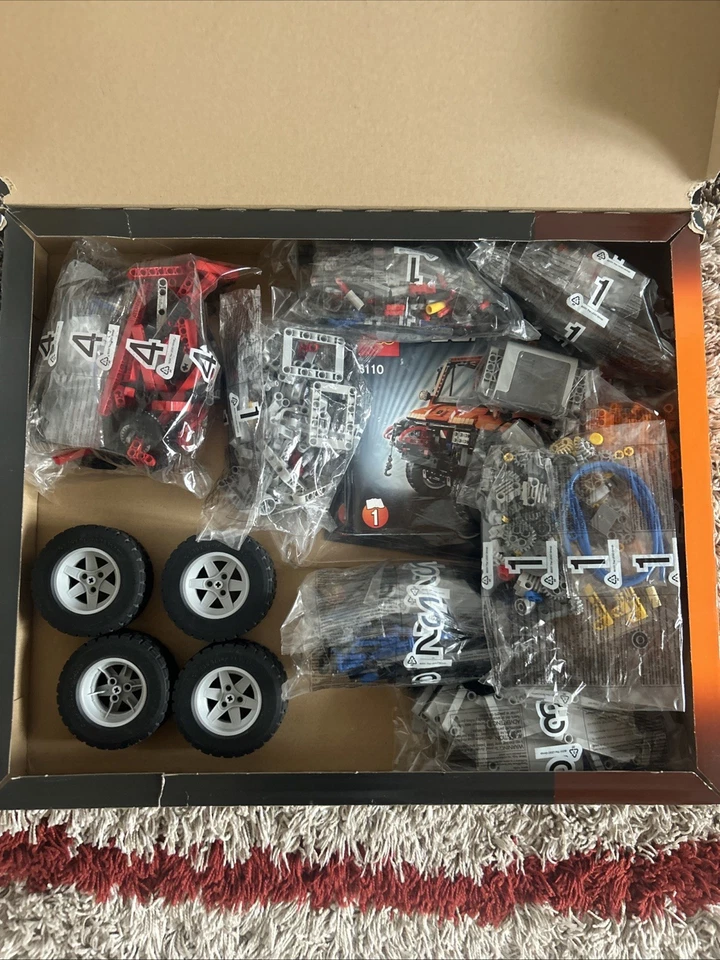 LEGO Technic 8110 Mercedes-Benz Unimog U400, foto 3 di 4