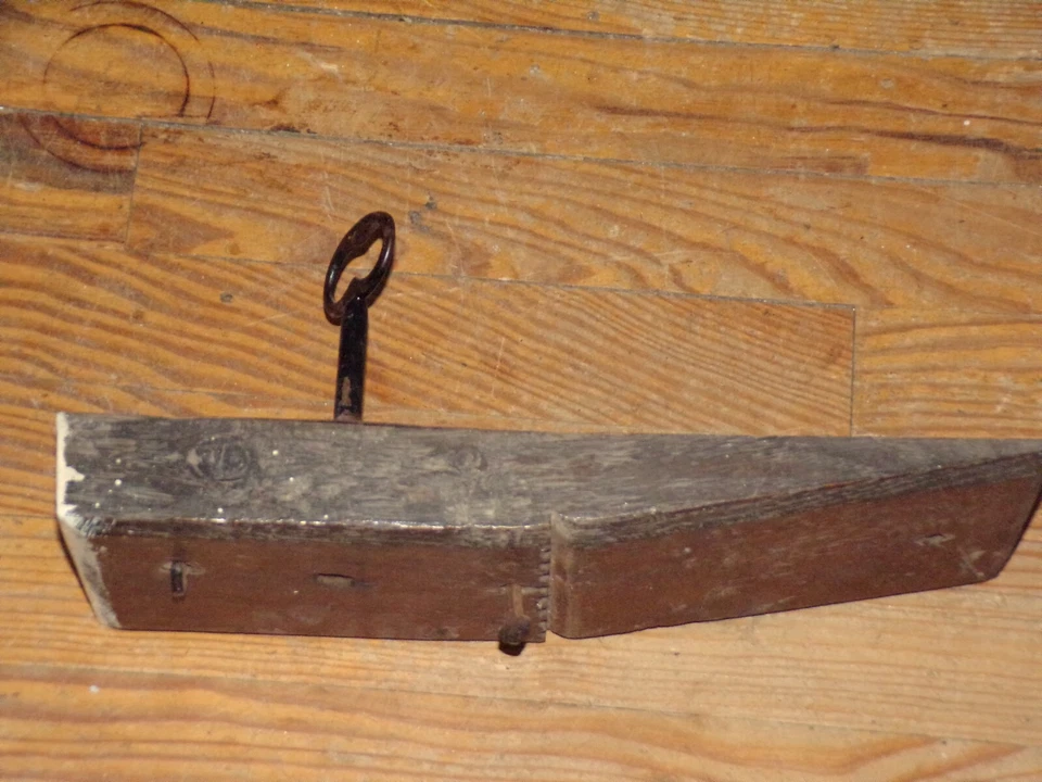 ANCIENNE SERRURE BOIS ET FER FORGE ET SA CLEF - Photo 3/4