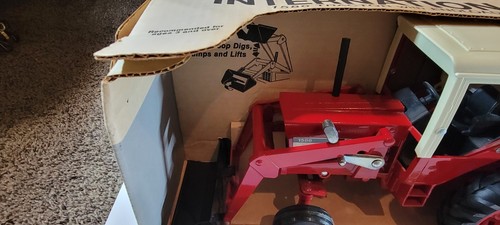 ERTL 1586 TRATTORE INTERNAZIONALE CON CARICATORE FINALE E CABINA 1:16 1989 VINTAGE - Foto 3 di 9