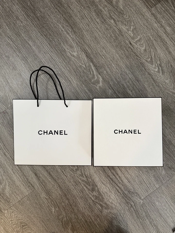 CONJUNTO DE BOLSA E CAIXA DE PRESENTE CHANEL AUTÊNTICA - Imagem 2 de 3