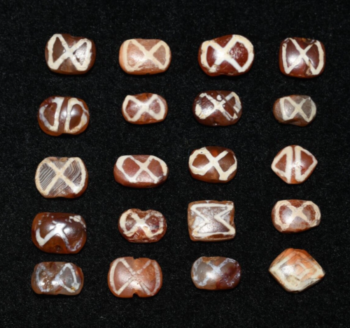 Lot de 20 anciennes perles de cornaline gravées de la vallée de l'Indus vers 2600-1700 avant notre ère - Photo 1 sur 12